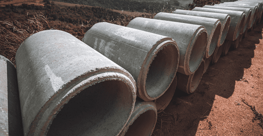 Os artefatos de cimento são, de forma geral, tudo aquilo que utiliza o cimento como material de sua constituição. Por exemplo, os acabamentos de obras da construção civil são artefatos, assim como os produtos utilizados para decoração.