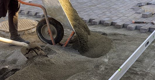 O cimento Portland é o mais utilizado do mundo. Ele se apresenta em pó fino, que possui em sua constituição clínquer (um composto de calcário com argila) unido a outras substâncias como gesso, materiais carbonáticos ou pozolânicos, dentre outros.