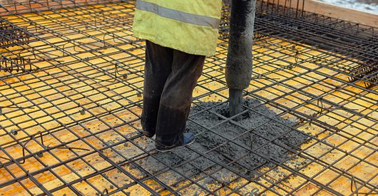 O concreto usinado tem todos os seus insumos pesados e a mistura controlada por meios eletrônicos. Isso garante a precisão e a resistência para a estrutura da construção. A utilização de aditivos é outro fator que contribui para acentuar esta característica.