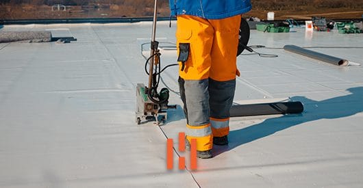 Impermeabilizar obras é fundamental para que elas sejam duráveis e não sofram patologias. Saiba como escolher produto para impermeabilização!