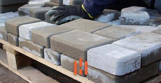 Sabe-se que os pavers são populares por oferecem soluções versáteis em diversos tipos de ambiente. Mas como identificar pavers de qualidade?