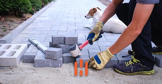 Pavers são populares por sua adaptabilidade a diferentes tipos de ambientes. Mas sua utilização deve seguir normas para pavers. Saiba quais!