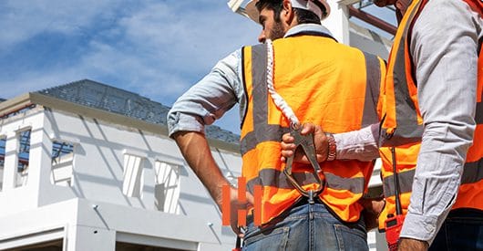 Conheça as principais dúvidas em relação à segurança do trabalho no canteiro de obras, sua importância e como é a implementação!